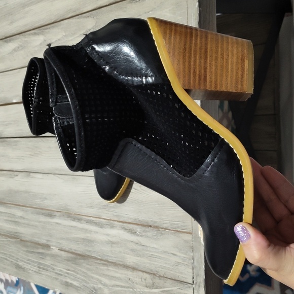 Saks Fifth Avenue Joey Leather Ankle Boots Size 7.5 - Picture 8 of 12